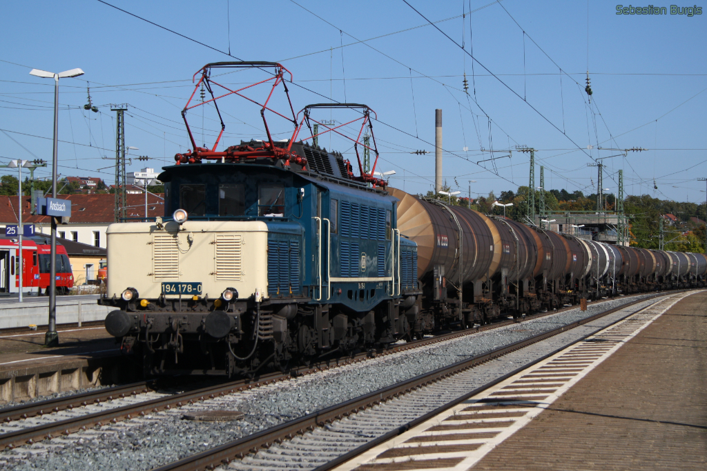 194 178-0 fhrt mit einem Kesselwagenzug durch den Bahnhof von Ansbach (30.09.2012)