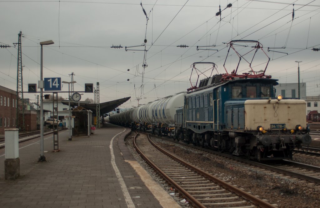 194 178 von Rail4U mit einem Kesselwagenzug am 26.02.13 in Neuwied BF.