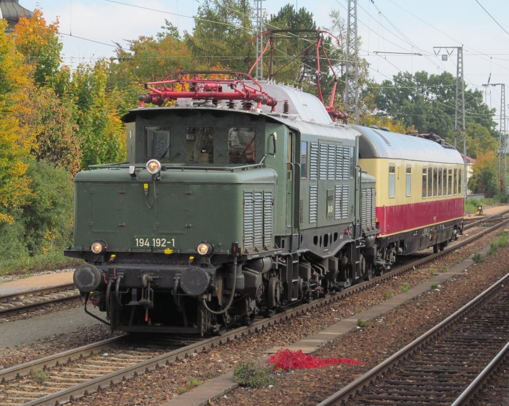 194 192-1 rangiert am 14. Oktober 2012 mit einem TEE-Wagen im Gleisvorfeld von Regensburg Hbf.