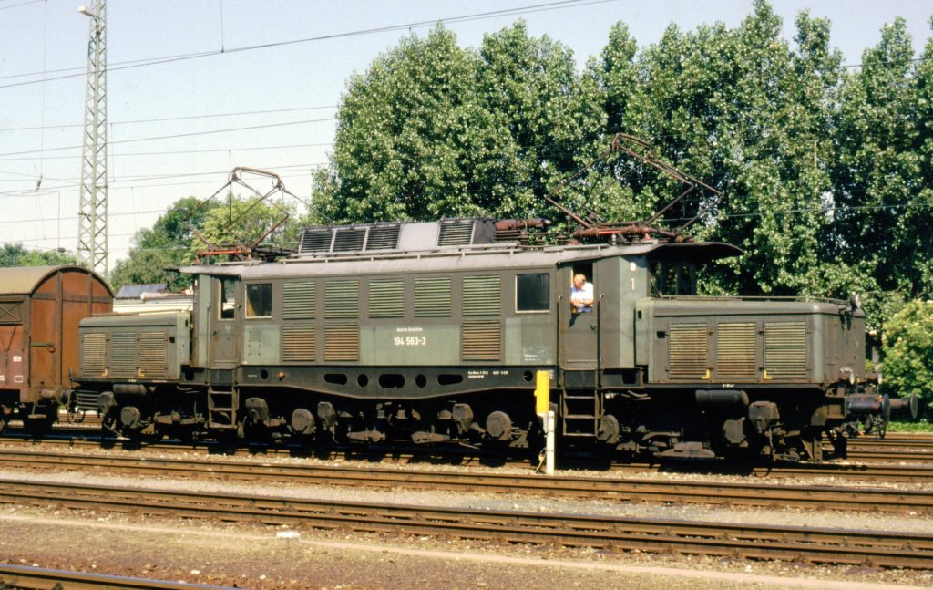 194 563-3 Lichtenfels im Juni 1986