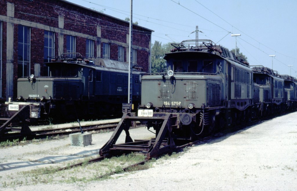 194 575-7 u.a. Bw Nrnberg 2, Juli 1987 abgestellt, ein trauriger Anblick