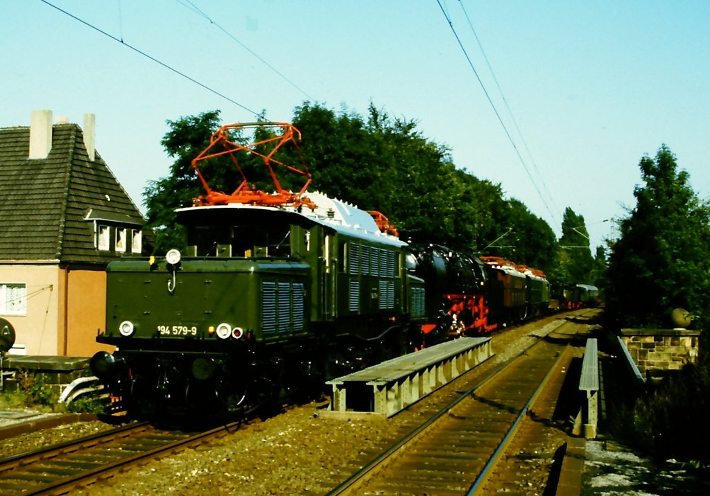 194 579-9 mit den Lokomotiven fr die Fahrzeugschau  150 Jahre deutsche Eisenbahn  vom 3. bis 13. Oktober 1985 in Bochum-Dahlhausen bei der Anreise in Wattenscheid-Hntrop.