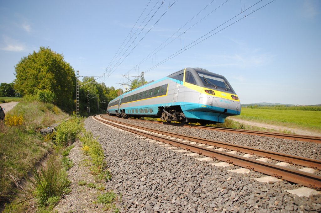 19.5.2012 11:39 ČD 681 005-5  Pendolino  als SuperCity (SC) aus Bohumn nach Frantikovy Lzně in der Nhe der Talsperre Jesenice zwischen den Haltestellen Stebnice und Cheb Veboř.