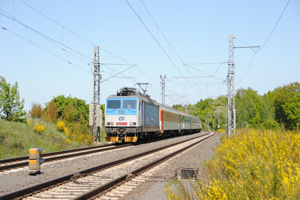 19.5.2012 12:48 ČD 362 077-0 mit einem Schnellzug (R) aus Cheb nach Praha hl.n. in der Nhe der Talsperre Jesenice zwischen der Haltestellen Stebnice und dem Bahnhof Lipov u Chebu.