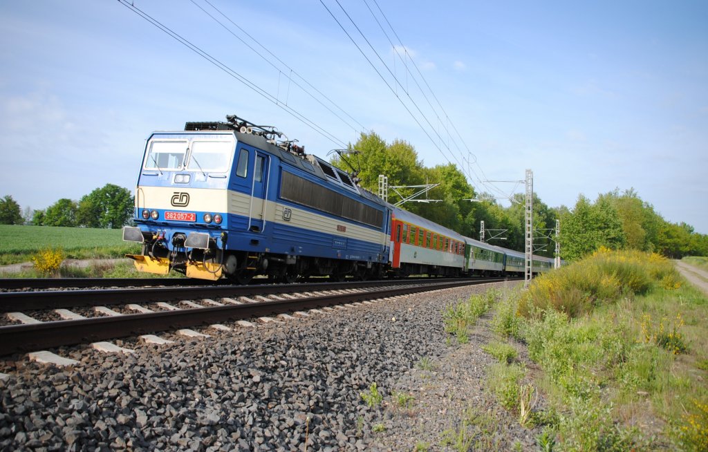 19.5.2012 8:42 ČD 362 057-2 mit einem Schnellzug aus Cheb nach Praha hl.n. in der Nhe der Talsperre Jesenice zwischen den Haltestellen Cheb Veboř und Stebnice. 