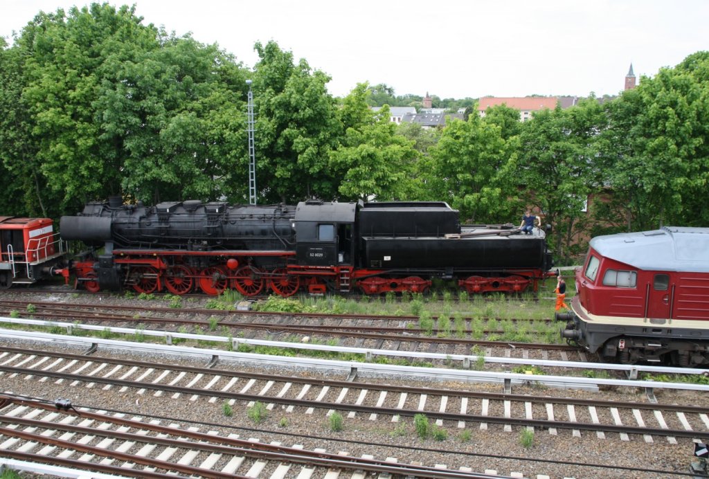 19.5.2012 Bernau bei Berlin. 52 8029 des Eisenbahnvereins „Hei Na Ganzlin  e.V. rangiert im S-Bahnhof. Mitgezogen wurde 346 980 (RME), rechts 231 012,(WFL).