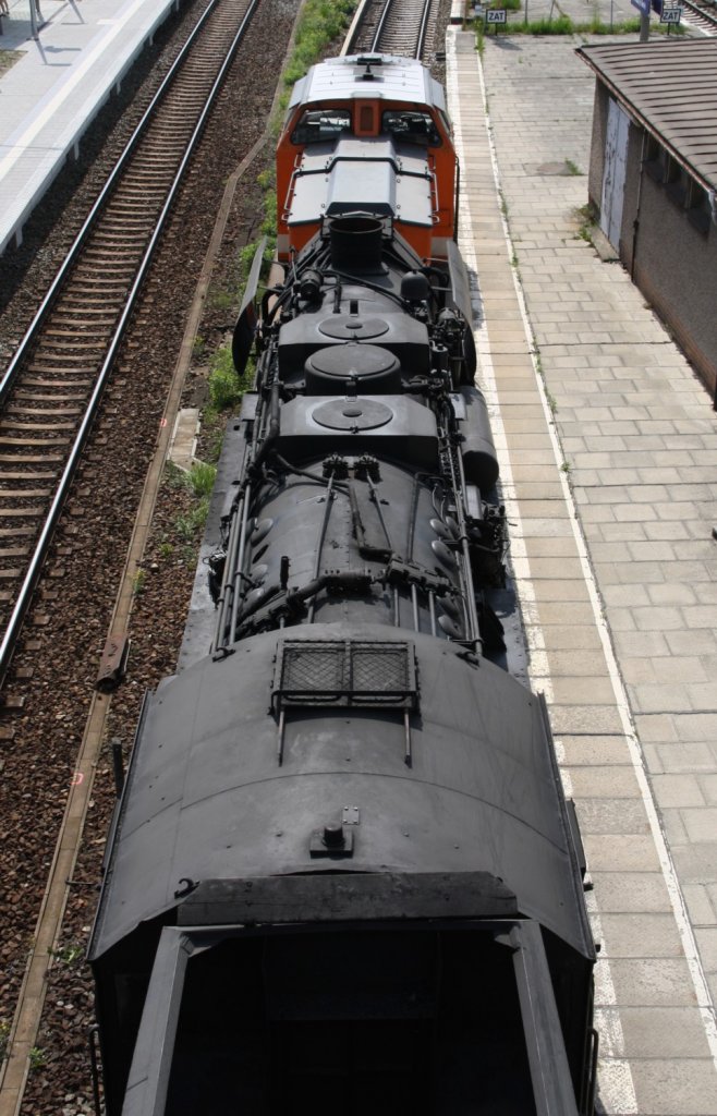 19.5.2012 Bernau bei Berlin. 52 8029 des Eisenbahnvereins „Hei Na Ganzlin  e.V. mit Locon 201 (und LEW Messwagen) bereit zum umrangieren nach Gl. 4 der Fernbahn.