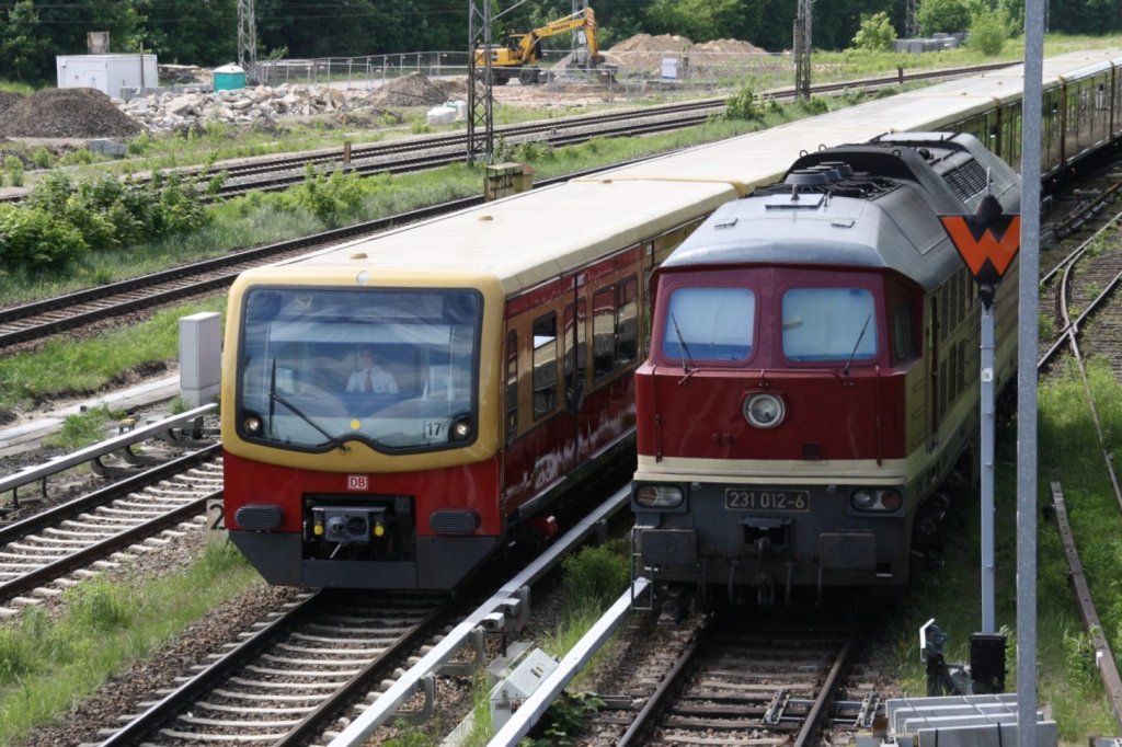 19.5.2012 Bernau bei Berlin. BR 481 / S2 passiert 131 012 von WFL, die zu einem in der S-Bahn Abstellanlage stehenden Schotterzug gehrte. 