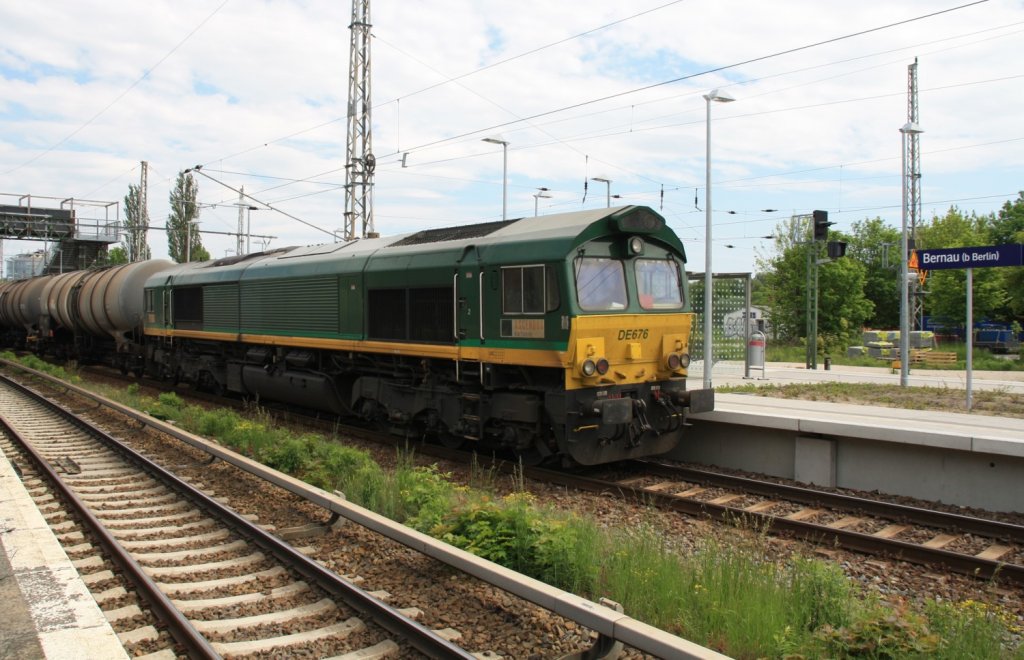 19.5.2012 Bernau bei Berlin. DE 676 bekam  Halt erwarten  und hat sich daher etwas verbremst.
