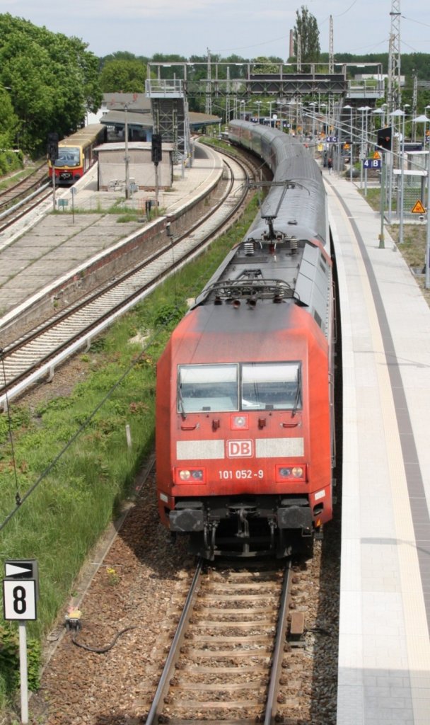 19.5.2012 Bernau bei Berlin. EC 379 nach Brno am neuen Bahnsteig mit 101 052.