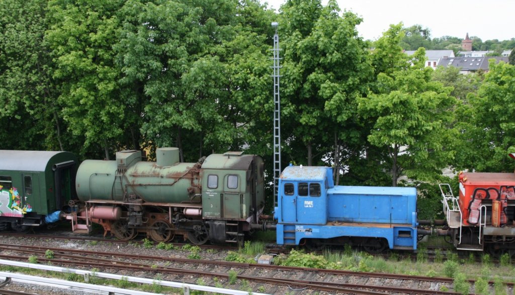 19.5.2012 Bernau bei Berlin. Ehemalige Werklok 3 der Schwedter Papier und Kartonfabrik (Eigentmer Verkehrsmuseum Nrnberg - verliehen an  Hei Na Ganzlin e.V. ) neben RME Lok Nr. 1 beim rangieren vor der ehem. S-Bahn Wagenhalle.