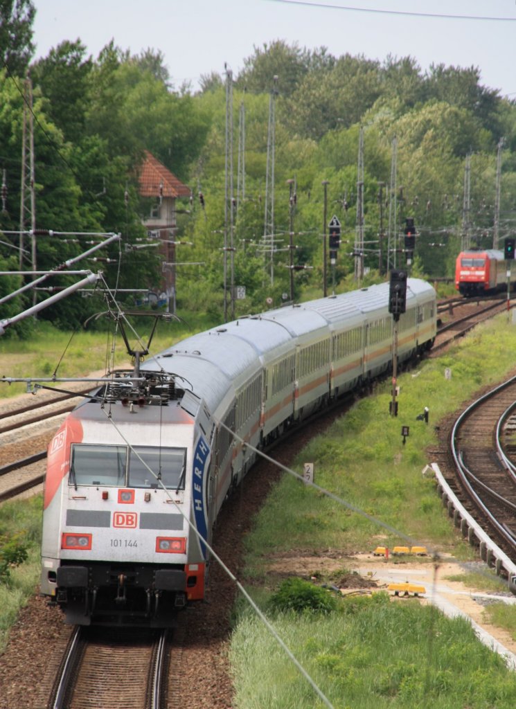 19.5.2012 Bernau bei Berlin. Hertha BSC 101 044 mit IC 2356 verlsst den Bf sdwrts und begegnet EC 178 nach Stettin etwa in Hhe Stellwerk Bwt.