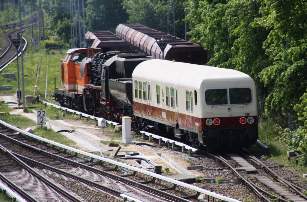 19.5.2012 Locon 201 rangiert 52 8029 und einen ehemaligen Messwagen des LEW Henningsdorf / Dmzf (Mess) 099 (beide Eisenbahnverein „Hei Na Ganzlin  e.V.) im S-Bahnhof Bernau bei Berlin.