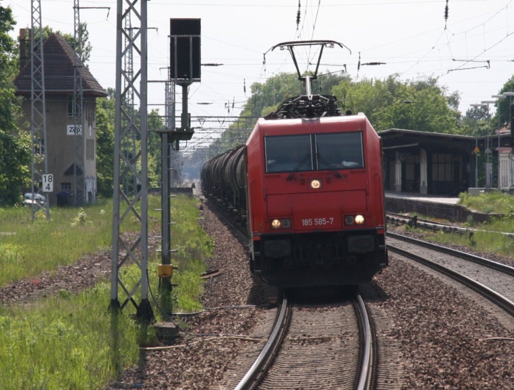 19.5.2012 Zepernick. 185 585 legt sich mit Kesselzug in die Kurve. Aus IC Steuerwagen IC 2356 fotografiert.