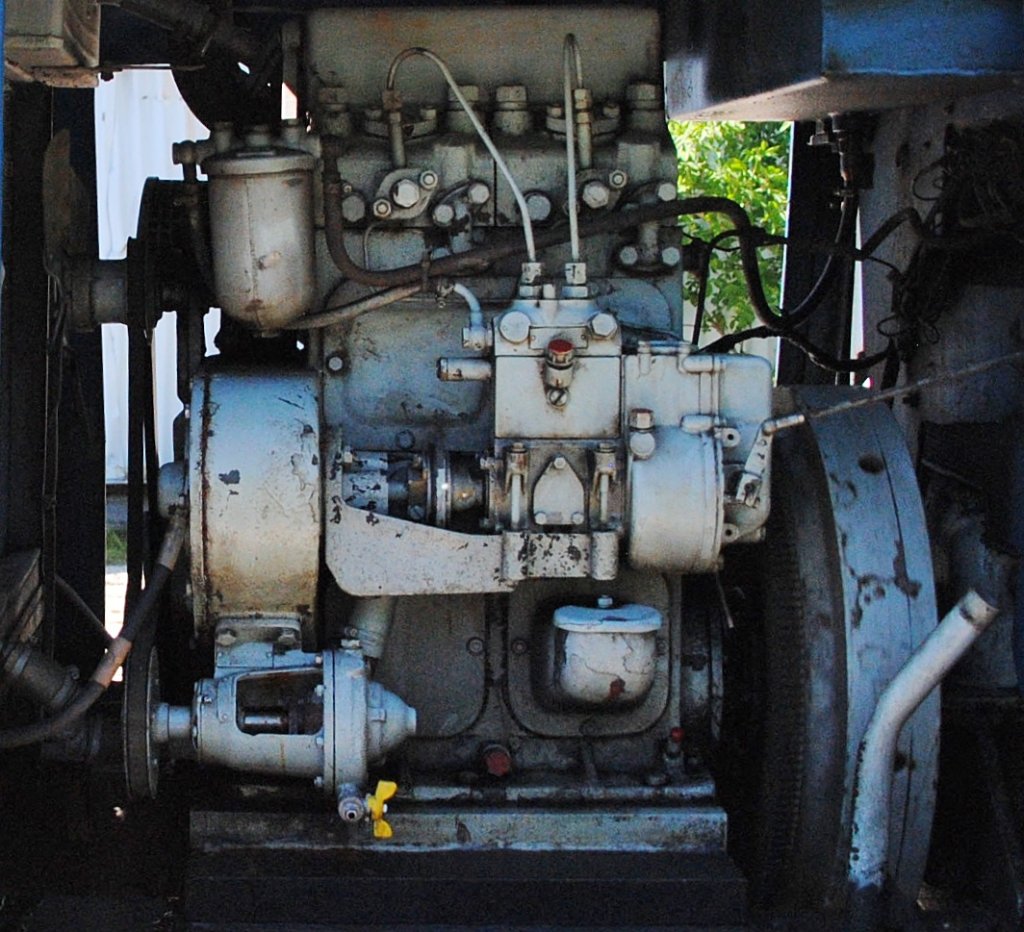 19.5.2013 10:35 Motorblock der Lok 8 der Museumsbahn Kateřina im Werk SOOS mit geffneter Seitenklappe (zwecks Khlung).