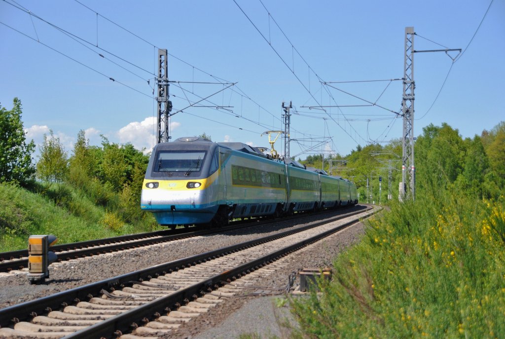 19.5.2013 14:53 ČD 681 003-0  Pendolino  als SuperCity (SC) aus Frantikovy Lzně nach Bohumn in der Nhe der Talsperre Jesenice zwischen der Haltestelle Stebnice und dem Bahnhof Lipov u Chebu.