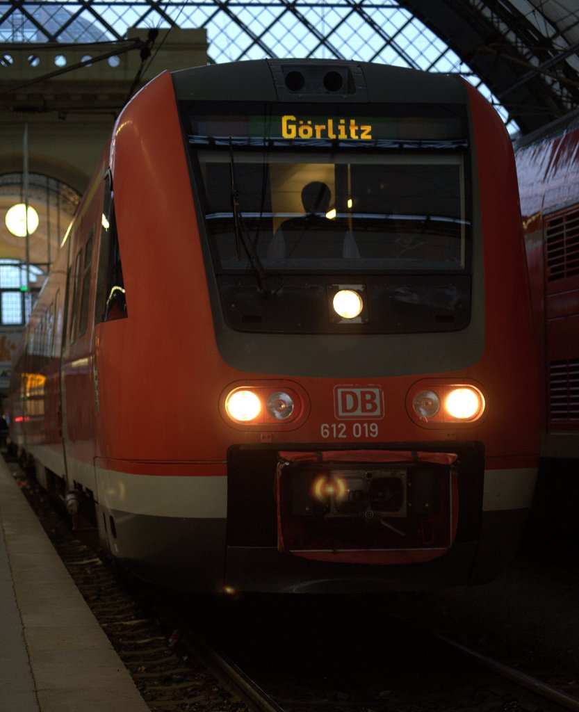 19:56 Uhr am 18:04.2012 wartet  612 019 in Dresden Hbf  auf die Ausfahrt nach G�rlitz.