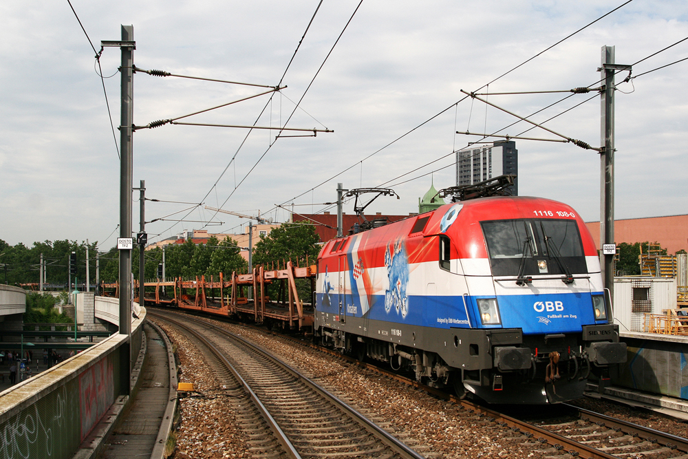 19.6.09 Einen Blick in die Vergangenheit zum Stellwerksausfall Senbrunn. Hier bringt die 1116 108 den LGAG 46742 von Tarvisio Boscoverde nach Breclav und passiert gerade die Haltestelle Wien Handelskai.