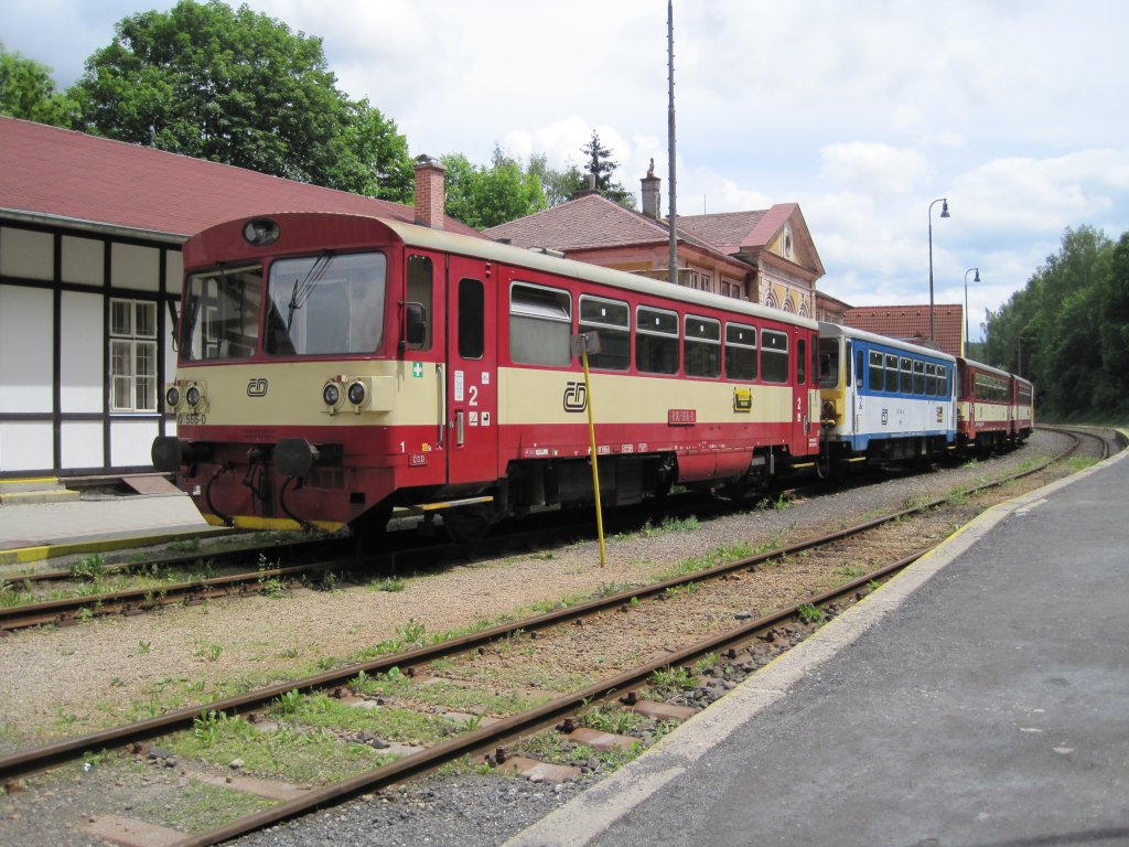 19.6.2010 13:40 ČD 810 566-0 wartet im Grenzbahnhof Graslice auf ihren nchsten Einsatz.