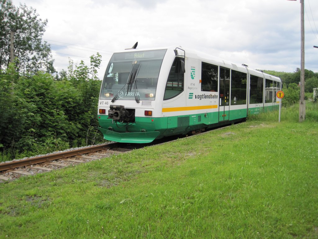 19.6.2010 16:37 VT 46 der Vogtlandbahn aus Hof (Saale) nach Adorf bei der Durchfahrt durch Gunzen.