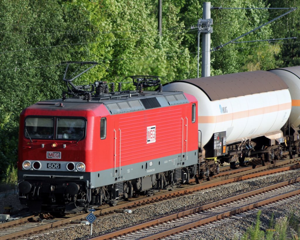 19.7.13 / MEG 606 kommt mit einem Tankzug aus Richtung Bhlen (b. Leipzig) / hier kurz vor der Einfahrt in LLP, und Ungefhr in der Mitte des Zuges fuhr MEG 302 mit