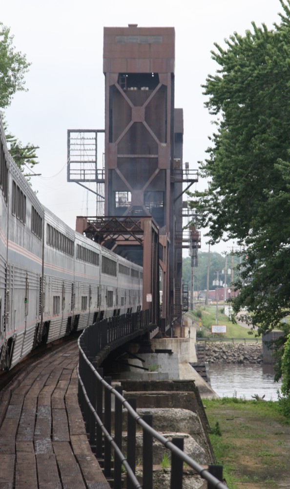 19.7.2012 Amtraks Empire Builder berquert den Mississippi River nachdem er 10 Min. vor der Hubbrcke warten musste.