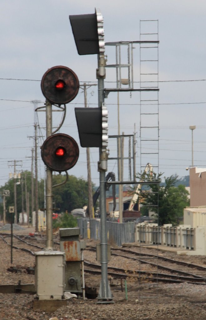 19.7.2012 bei St. Cloud, MN. Alte Signale mit drehbaren Optiken (hnlich denen der Berliner S-Bahn) werden nach und nach gegen Signale mit einzelnen Lampen ersetzt. 