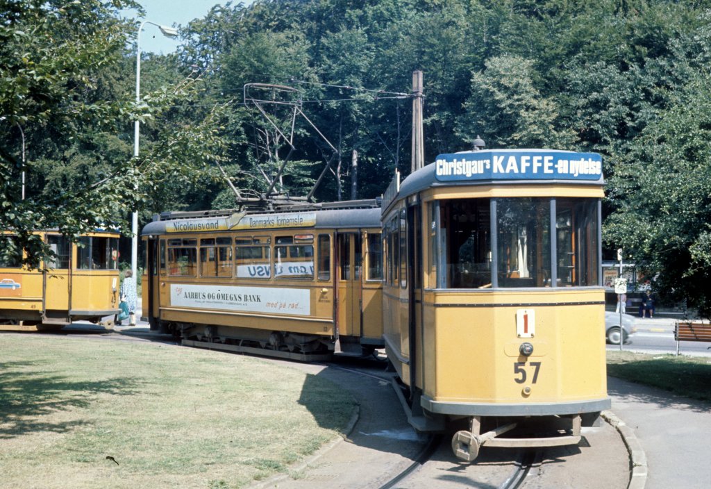 Århus / Aarhus Århus Sporveje (ÅS) SL 1 (Bw 57) Marienlund am 8. August 1969. - Die beiden Straßenbahnlinien 1 und 2 hatten hier eine gemeinsame Endstelle. - Die Linie 1 fuhr zwischen Marienlund und Dalgas Avenue, während die Linie 2 die andere Endstelle in Kongsvang (Skandeborgvej) hatte. - Scan eines Diapositivs. Film: Kodak Ektachrome.