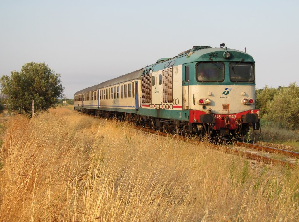 19.8.2012 18:11 FS D 445 1140 mit einem Regionalzug (R) aus Catanzaro Lido nach Reggio di Calabria Centrale kurz vor dem Bahnhof Squillace. 