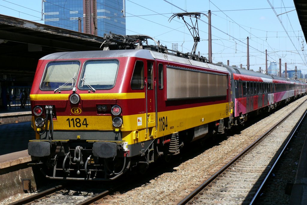 1985 liess die SNCB/NMBS 12 Loks der Serie 11 (1181 bis 1192) in den bekannten Beneluxfarben bauen, die sowohl unter belgischem wie auch niederlndischem Netz fahren konnten. Sie zogen damals ausschliesslich die IC Brssel - Amsterdam. Heute werden diese Zge von der Serie 28 (Baureihe 186) gezogen, whrend die 11er im innerbelgischen Verkehr eingesetzt werden. Hier 1184 mit niederlndischen Wagen in Bruxelles-Midi am 30/05/2009.