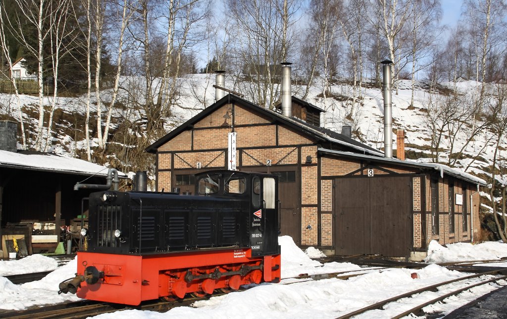 199 007 am 05.02.2011 vor dem Jhstdter Heizhaus.

