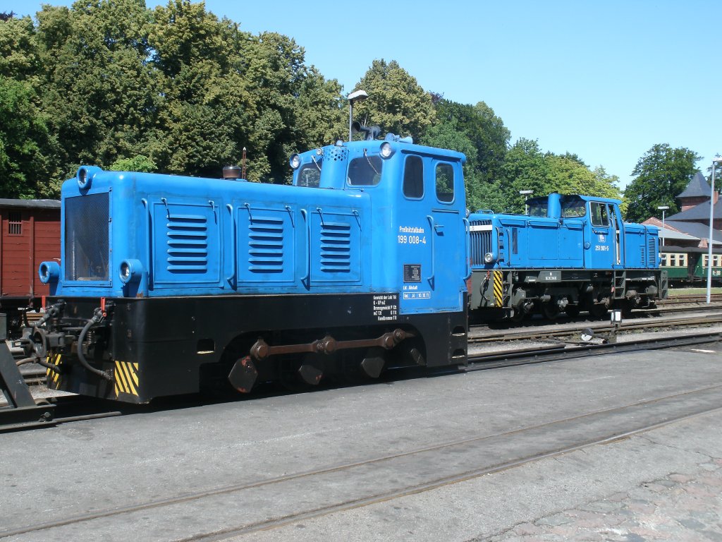 199 008 und die Groe 251 901,am 20.Juli 2013,in Putbus.