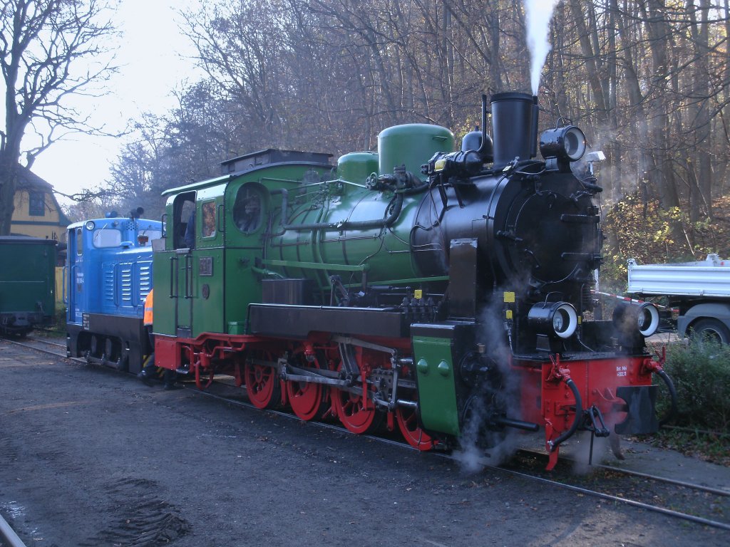 199 008 hatte,am 12.November 2011,in Ghren ein paar Startschwierigkeiten.Zum Glck half Mh53 aus und zog die kleine Diesellok ein paar Meter bis der Motor wieder ansprang.