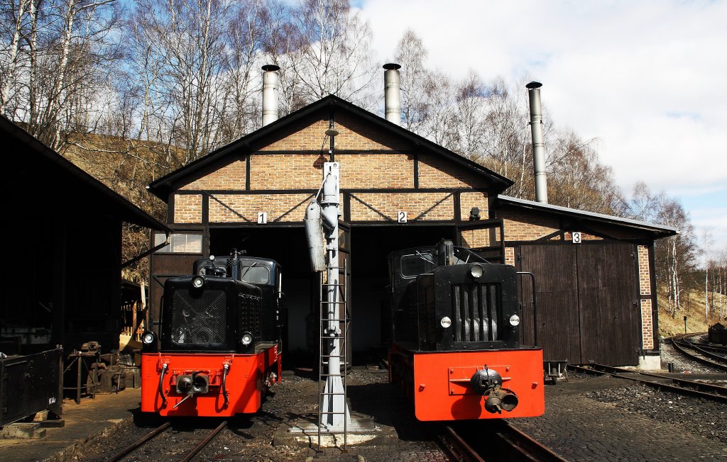 199 009-2 und 199 007-6 sonnen sich am 03.04.10 vor dem Lokschuppen in J�hstadt.