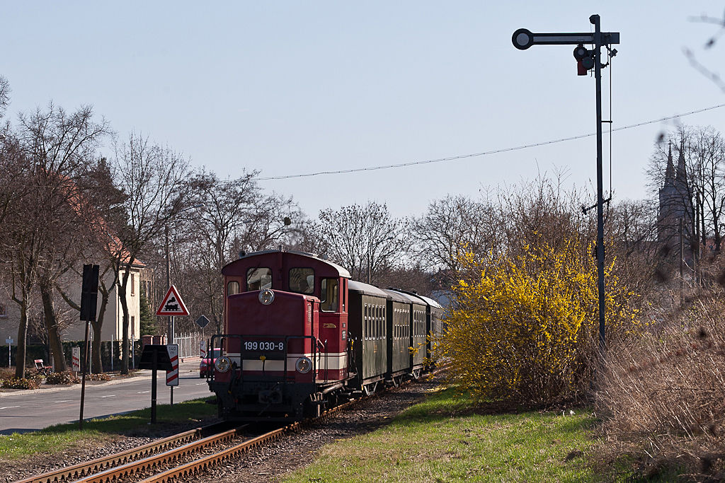 199 030-8 auf dem  Dreischienengleis  kurz vor dem Bahnhof Oschatz. (25.03.2012)