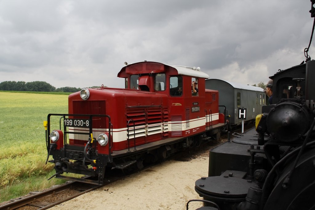 199 030-8 kreuzt am 26.06.2011 mit 99 574 in Naundorf.
