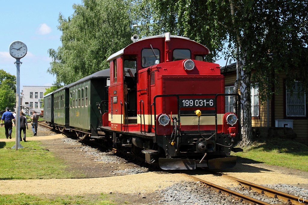 199 031-6 steht mit dem planm��igen Personenzug in M�geln. (4.6.2010)