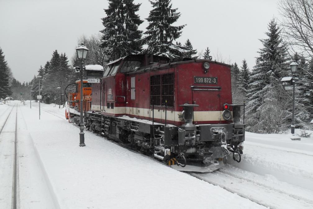 199 872-3 begegnete uns im Bahnhof Drei Annen Hohne. Das Bild wurde von der letzten Plattform des Personenzugs aufgenommen. (18.12.2010)