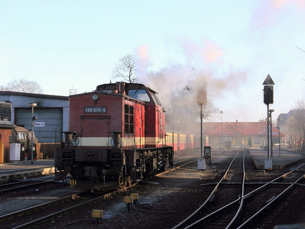 199 874-9 steht mit hochgeklappten Puffern, die bestimmt sind fr den Rollbockverkehr,  im Bahnhof Wernigerode am 20. Februar 2012.