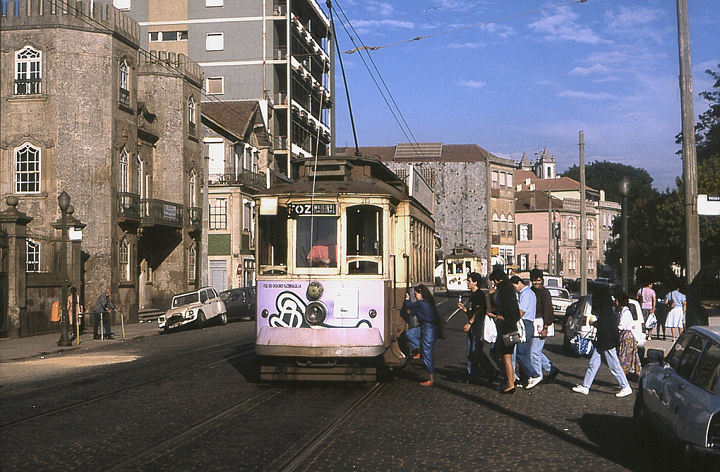 1990 war die Strassenbahn noch etwas mehr als nur eine Touristenattraktion. Tw 213 nimmt am Abend des 14.09.1990 in der Rua do Passeia alegre zahlreiche Fahrgste mit Ziel Infante auf.