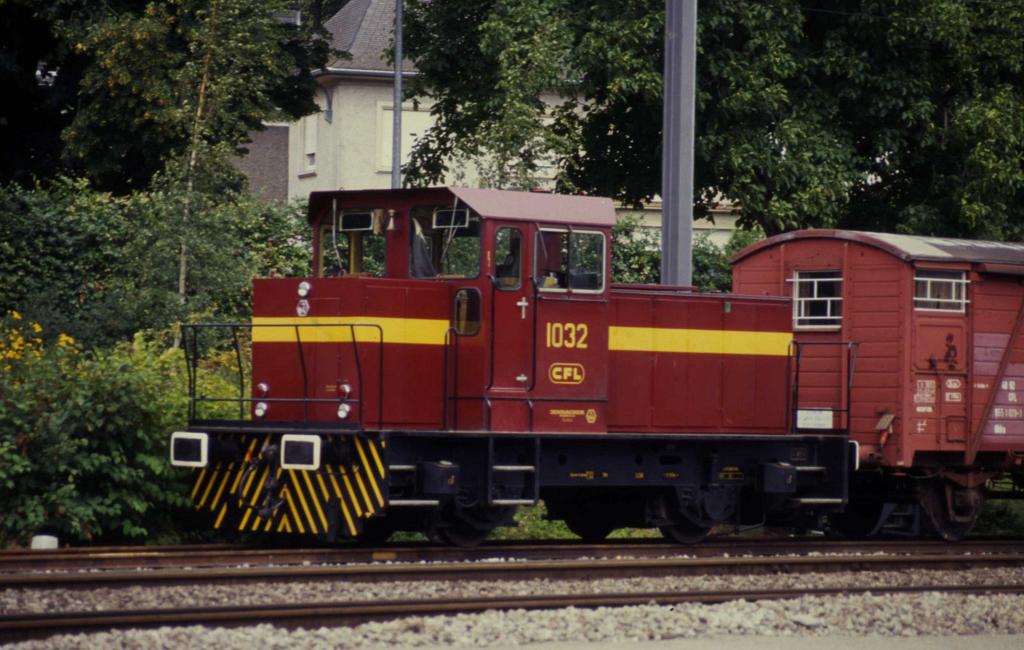 1993 zhlte diese Fhrerhausform zu den ganz modernen Loktypen.
1032 der CFL, gebaut in sterreich bei den Jenbacher Werken, rangiert
am 9.8.1993 im Bahnhof Ettelbrck.