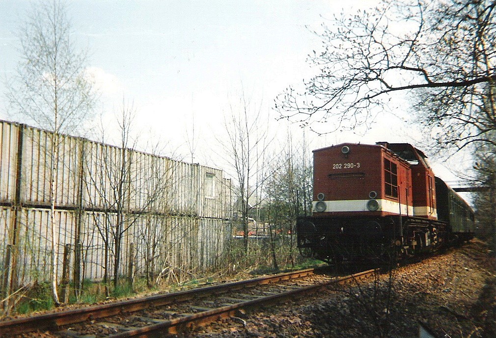 1994 konnte man noch das klassische Reichsbahnflair auf der Wrschnitztalbahn erleben. BR 202 290-3 mit zwei BghW-Wagen in Altchemnitz, hhe Schulstrae.