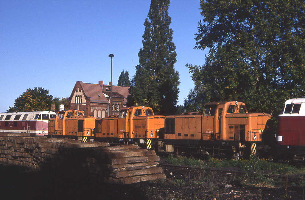 1994 waren die Reihen abgestellter Reichsbahn-Maschinen lang. In Wustermark standen zwischen zwei unbekannten 228 die 346 012, 082 und 070, 04.10.1994.