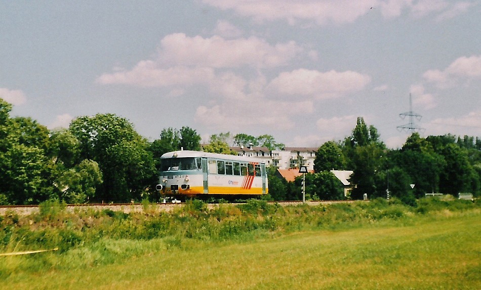 1997 fanden die ersten Fahrten mit privaten Triebwagen auf der Wrschnitztalbahn zwischen Chemnitz und Stollberg statt.
Zusehen ist der ehem. KEG MAN-Triebwagen VT 2.01 am Wasserschlo in Klaffenbach mit Fahrtrichtung Stollberg/Sachs..
