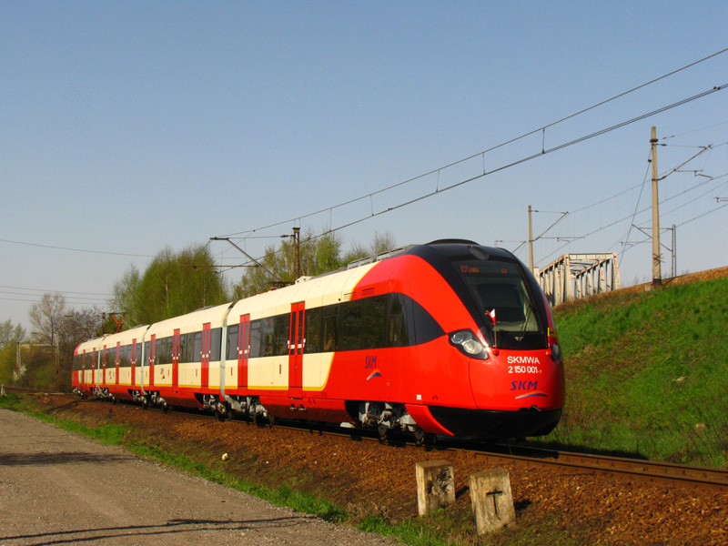 19WE Nr 301 mit Trauerflaggen als Zug der Linie S2 zwischen Warszawa Ursus und Warszawa Włochy, 18.04.2010.