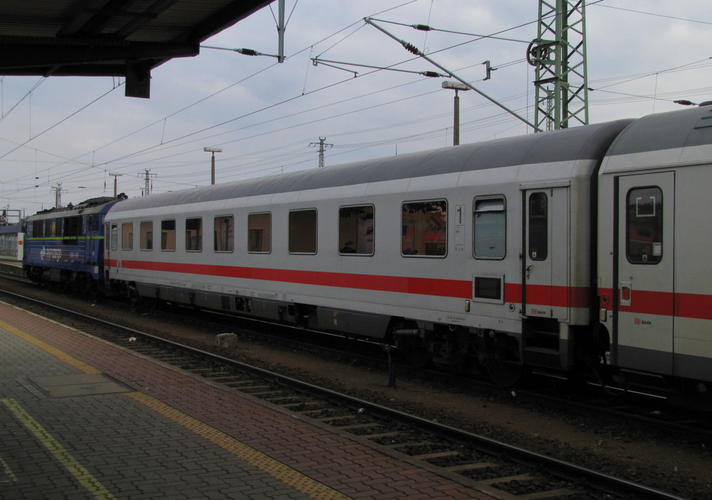1.Klasse-Waggon (D-DB 61 80 19-91 520-5 Avmz 109.5) war eingereiht am 04.10.2010 am EC 341  Wawel  nach Krakow Glowny. Hier zu sehen beim Halt in Cottbus.
