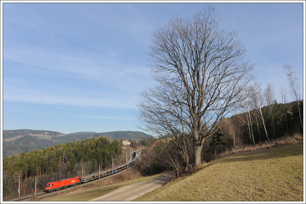 1X16 mit einem Autoleerzug auf der Semmering Nordrampe talwrts fahrend am 3.3.2012 kurz vor der Einfahrt in den Steinbauer-Tunnel.