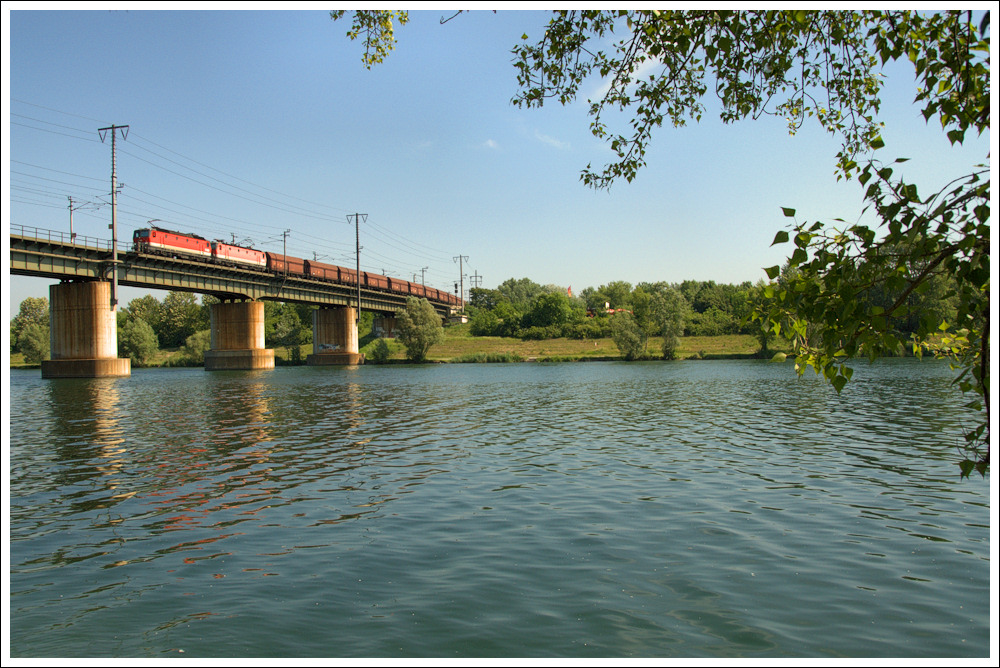 1x44-Doppel mit MoKO aus CZ auf der Stadlauer Ostbahnbrcke, 19.5.2011