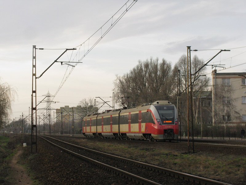 2 120 005-5 (103) als Zug der Linie S2 nach Pruszkw in Warszawa Ursus, 29.11.2009