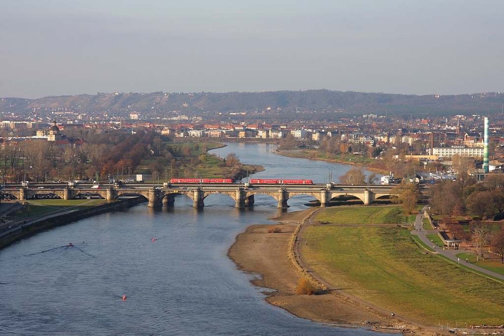 2 612er begegnen sich auf der Marienbrcke in Dresden am 15.11.2008, aufgenommen von der Laterne der Frauenkirche.